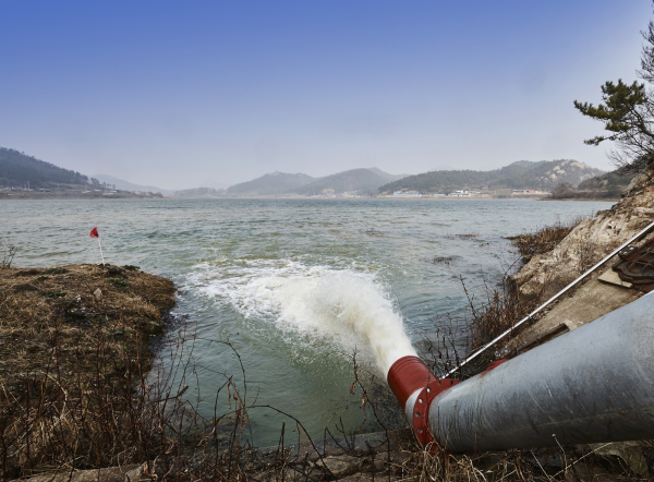 사진은 전남 진도 봉암저수지 물 채우기 현장