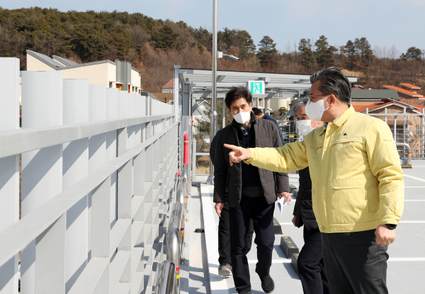 22일 정용래 유성구청장이 입체화 공사를 마치고 3월 개방 예정인 죽동 공영주차장을 찾아 현장점검 실시 모습