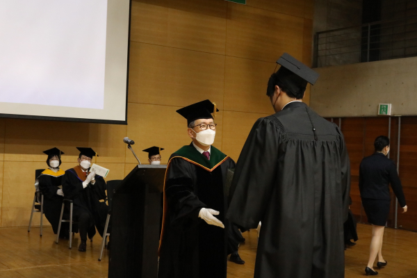 공로상 시상하는 윤여표 총장