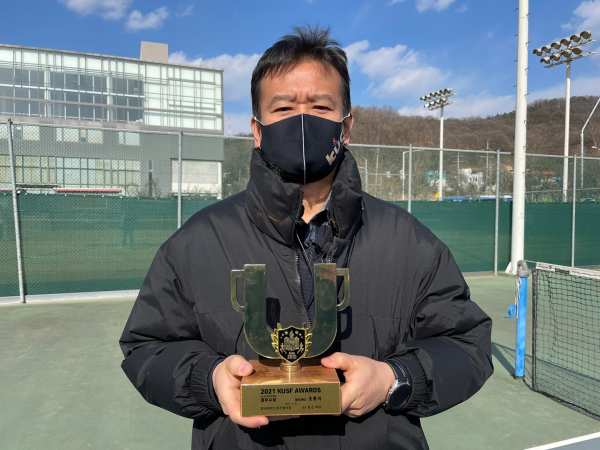 교내 정구장에서 기념촬영에 응한 조홍석 감독 모습