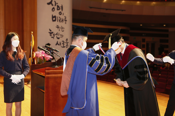 홍성태 총장이 학위수여 모습