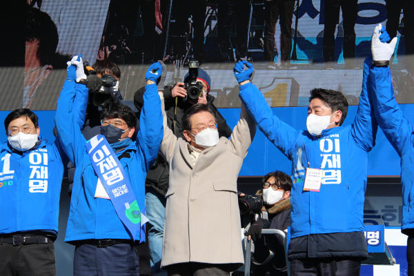(왼쪽부터) 이정문 국회의원, 박완주 국회의원, 이재명 대선후보, 강훈식 국회의원이 만세 퍼포먼스를 하고 있다