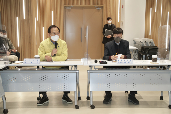 박상돈 천안시장이 국토교통부 김상석 도시재생사업기획단장을 만나 오룡지구 도시재생 뉴딜사업 선정 및 국비지원을 요청하고 있다.