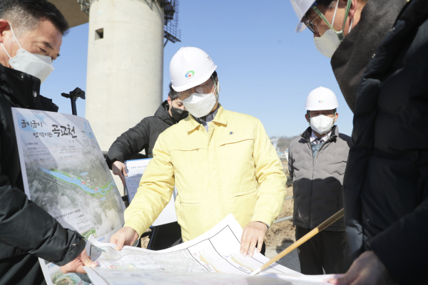 박상돈 천안시장이 '곡교천 국가하천 정비사업 및 친수지구 조성사업' 공사현장을 점검하고 있다