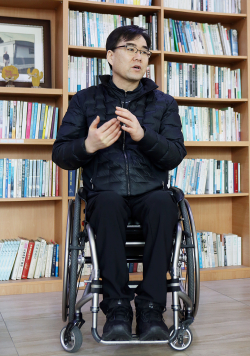 후천성 척수장애인 김용구 박사