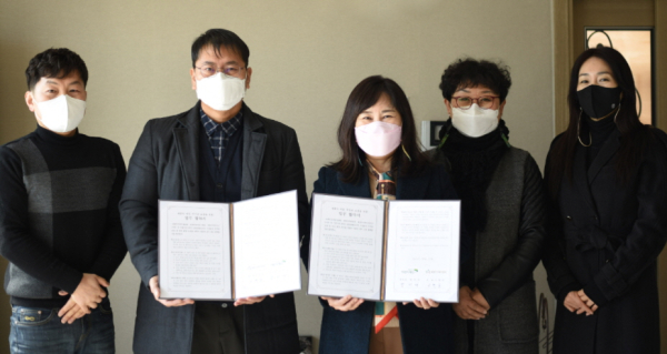 왼쪽부터 세종주거복지센터 직원, 이현길 대표, 초록우산 어린이재단 박미애 본부장 및 직원