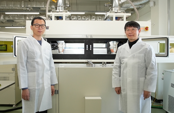 한국원자력연구원이 세계 최초로PBF 방식 1m 부품 제작용 3D 프린터를 개발했다.