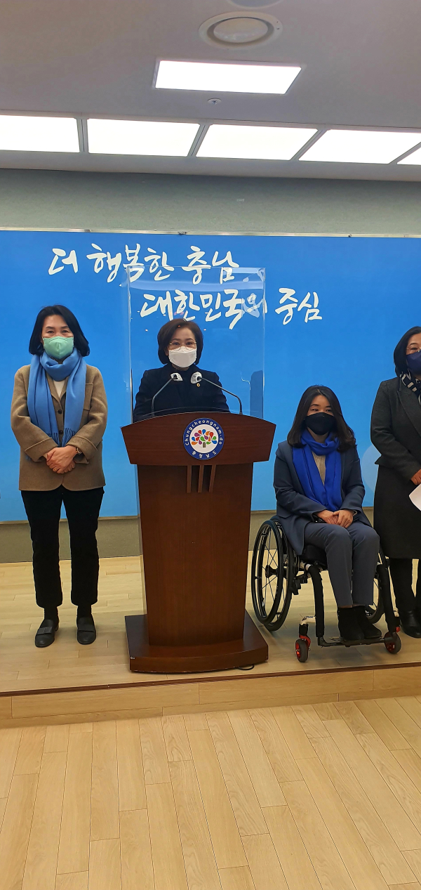 이재명후보선거대책위원회 충남여성본부가 24일 기자회견을 열고 사드배치 반대 피켓시위 대학생 폭행에 대한 국민의힘과 윤석열 후보의 사과를 촉구했다./이성엽 기자