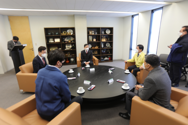 회담장면-원탁왼쪽부터 허태정시장 장철민의원 윤여표 총장 황인호청장 정민규회장