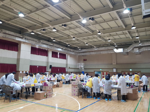 학교 배부용 코로나19 자가진단키트 소분작업 장면