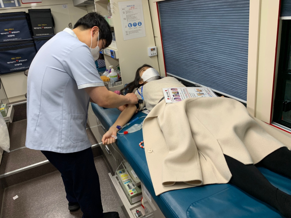 25일, 교육청 직원들이 헌혈버스에서 헌혈을 하고 있다.