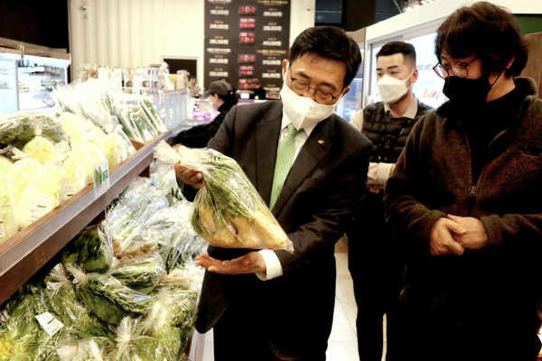 광역직거래센터 파머스161 방문 현장 사진 * 한국농수산식품유통공사 김춘진 사장(좌측 첫번째), 광역직거래센터 파머스161 이감우 대표 (우측 첫번째)
