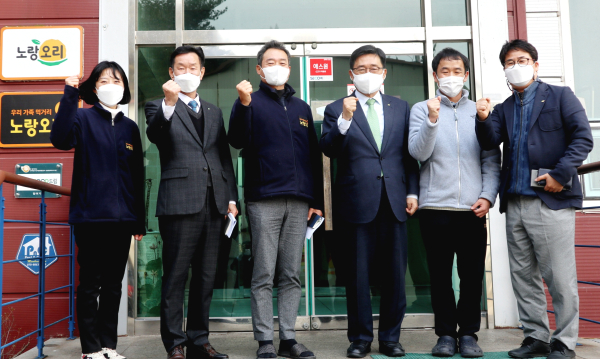 노랑오리농업회사법인(주) 방문 현장 사진 * 한국농수산식품유통공사 김춘진 사장(우측 세번째), 노랑오리(농)(주) 오정수 대표(좌측 세번째)