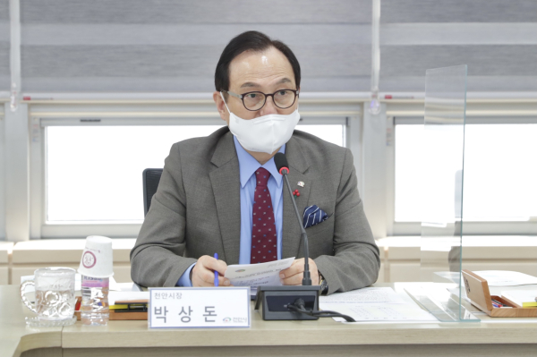 심의회에 참석한 박상돈 천안시장