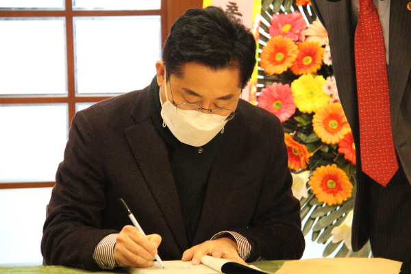 출판기념회에 앞서 사인회를 진행하는 박경귀 당협위원장