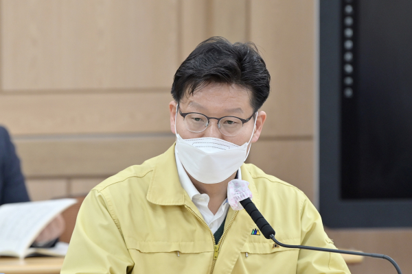 제9차 공주시 경제위기 극복 시민회의를 진행중인 김정섭 시장