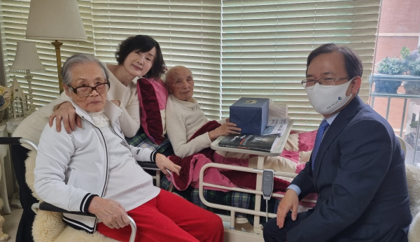 사진(좌측부터 서채영(배우자), 이은나(자녀), 이일남 지사, 황원채 청장)