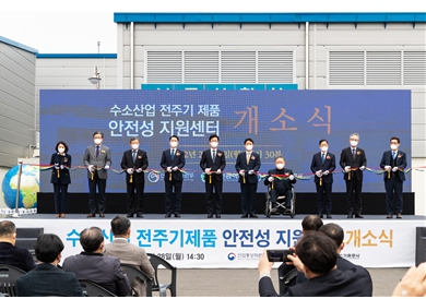 좌측부터 이금선 유성구의회 의장, 정용래 유성구청장, 김명수 대전과학부시장, 김찬술 대전시의회 의장, 허태정 대전시장, 박기영 산업부 제2차관, 이상민 국회의원, 조용돈 한국가스기술공사 사장, 고영태 충남대교수(前 가스기술공사 사장), 김성복 수소융합얼라이언스 단장