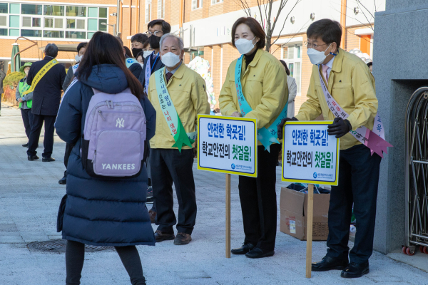 최교진 세종시교육감과 유은혜 교육부 장관이 신학기를 맞아 통학로 안전캠페인을 진행하고 있다.
