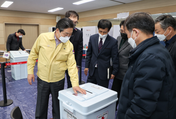 당진1동 주민자치센터 사전투표소를 둘러보고 있는 김홍장 시장 모습