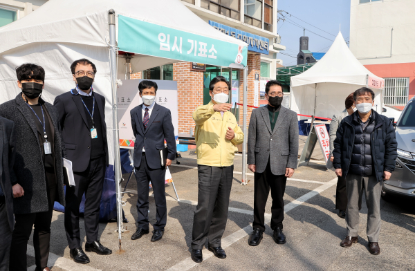 당진1동 주민자치센터 사전투표소를 둘러보고 있는 김홍장 시장 모습