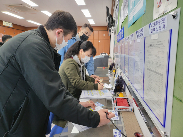 외국인 채용직원(청색 옷) 민원 안내 장면
