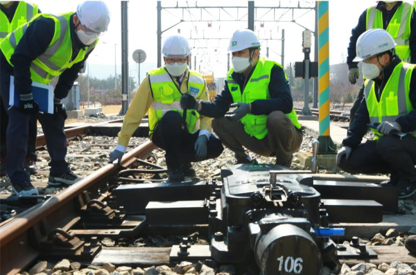 대전교통공사 김경철 사장(사진 가운데 왼쪽) 등 임직원들이 외삼차량기지   에서 선로전환기를 점검하고 있다.
