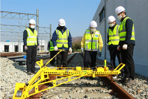 궤도검측기를 통해 지반침하 여부를 점검하고 있다.