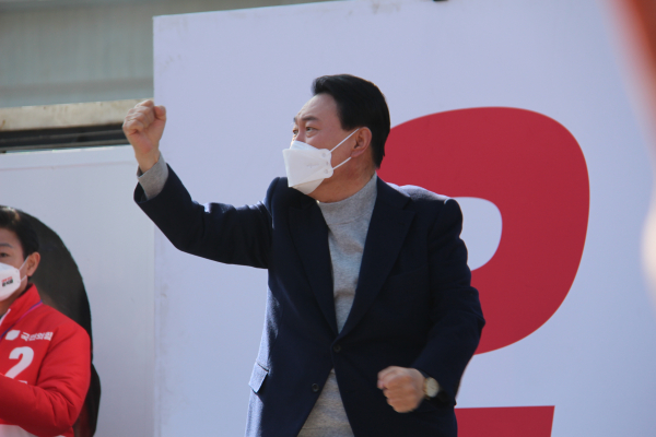 어퍼컷 세리머니를 하는 윤석열 후보