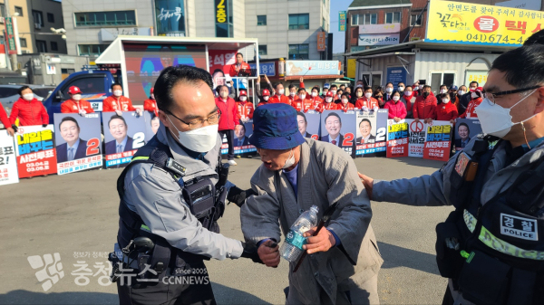 3일 안면도에서 열린 국민의힘 거리유세에 난입해 욕설을 한 취객이 경찰에 저지당하고 있다./김정식 기자