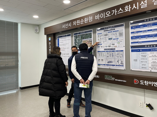 .카자흐스탄 하바르 국영방송이 3일 서산시 자원순환형 바이오가스화시설을 방송 취재하는 모습(바이오가스화시설 홍보실에서 시설 및 운영현황 설명)