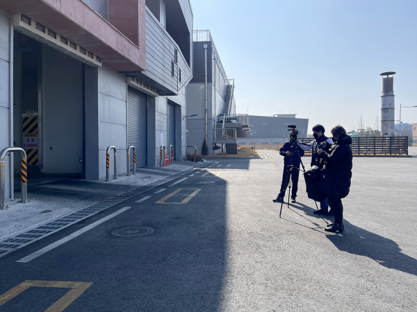 카자흐스탄 하바르 국영방송이 3일 서산시 자원순환형 바이오가스화시설을 방송 취재하는 모습(바이오가스화시설 반입설비 설명)