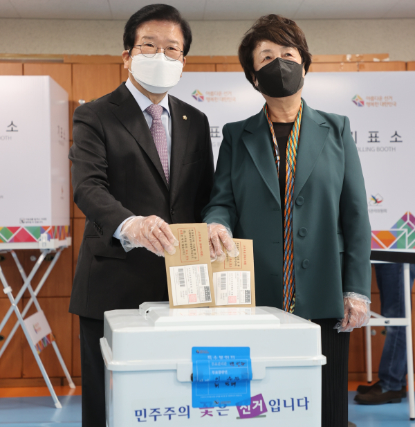 박병석 국회의장 부부가 4일 서울 한남동주민센터에서 20대 대선 사전투표를 하고 있다.