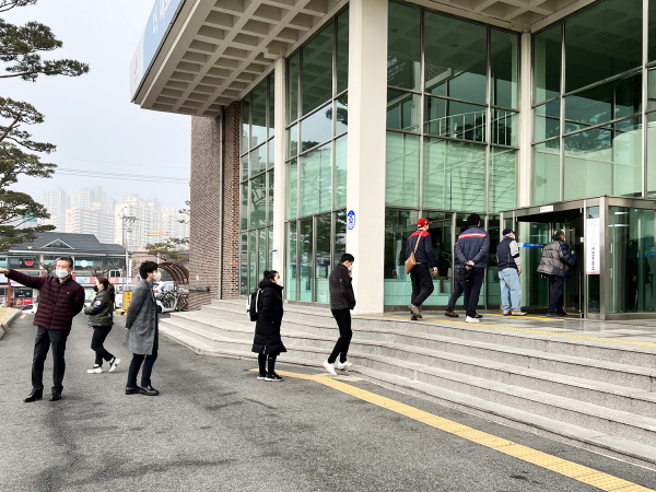 제20대 대통령선거 충남 서산시 부춘동사전투표소(서산시문화회관)에 시민들이 투표를 위해 줄을 서고 있다