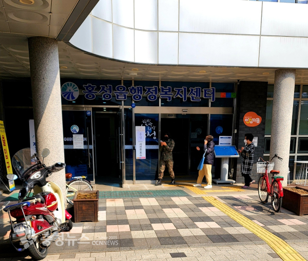 홍성읍 행정복지센터에 마련된 사전투표소에 투표자들이 모이고 있다./이성엽 기자