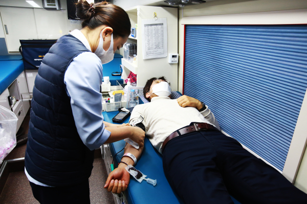 구상 서산시부시장이 4일 시청 앞 헌헐버스에서 사랑의 헌혈에 동참하는 모습