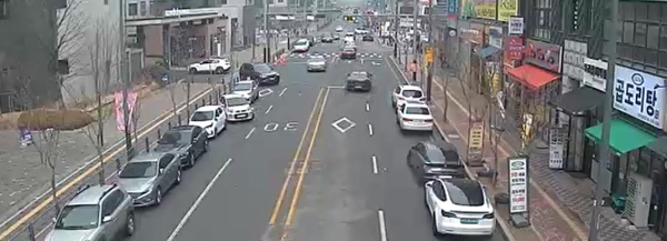 천안시 불당25로에 점심시간 중 주차한 차량들