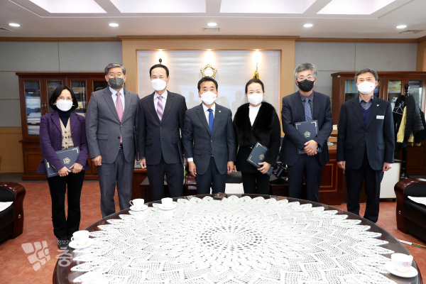 태안군의회가 지난 4일 인사권 독립을 위한 '태안군의회 인사위원회 위촉식'을 가졌다.