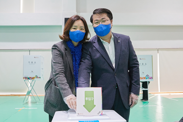 배방읍 사전투표소에서 오세현 아산시장과 배우자 윤순원 씨가 투표를 하고 있다.