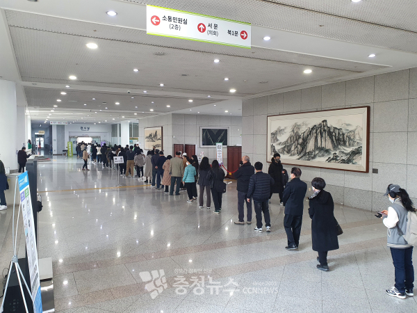 사전투표 첫날인 4일 대전시청 1층 둔산1동 사전투표소에 유권자들의 줄이 길게 늘어서 있다.