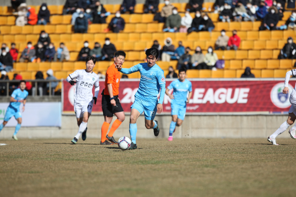 경기를 풀어가는 천안시축구단