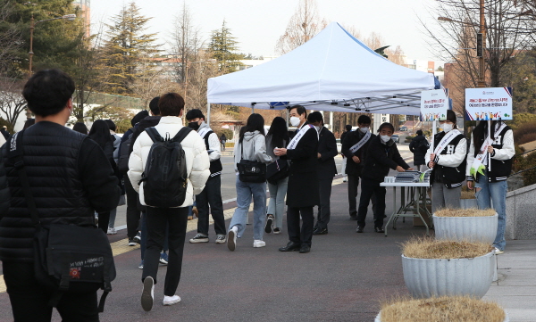 한남대 이광섭 총장 등 교무위원, 총학생회와 등교 학생 환영인사