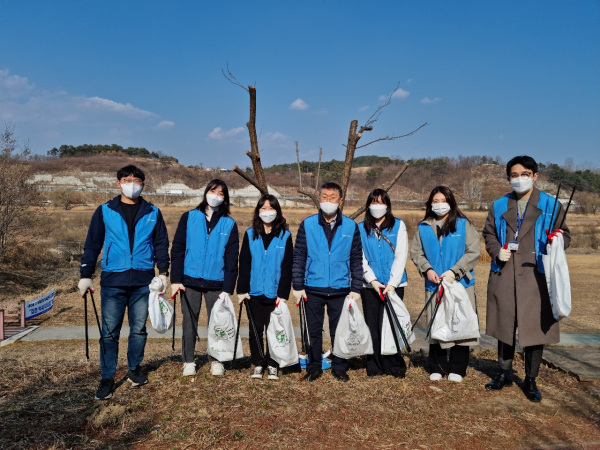 진수남 경영전략본부(중앙)과 직원들이 플로깅 활동 중 기념촬영을 하고 있다.