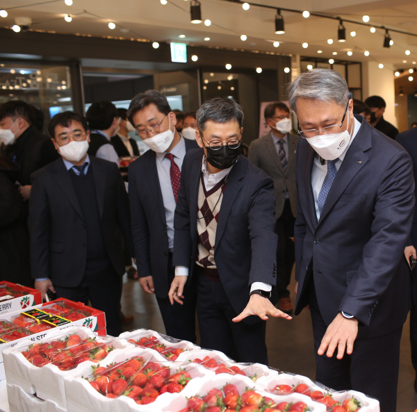 7일 대전시 본사에서 딸기 농가와 함께 ‘제2회 물벗 나눔 장터, 딸기 팝업 스토어‘ 행사를 진행했다. 한국수자원공사 박재현 사장(사진 오른쪽)이 제품 설명을 듣고 있다.