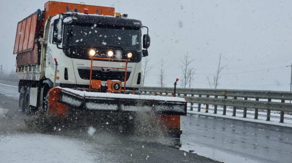 주요도로 제설작업 장면