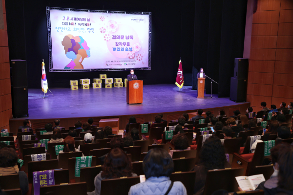 ​8일 세계 여성의 날을 맞이해 행사에서 인사말하는 김홍장 당진시장