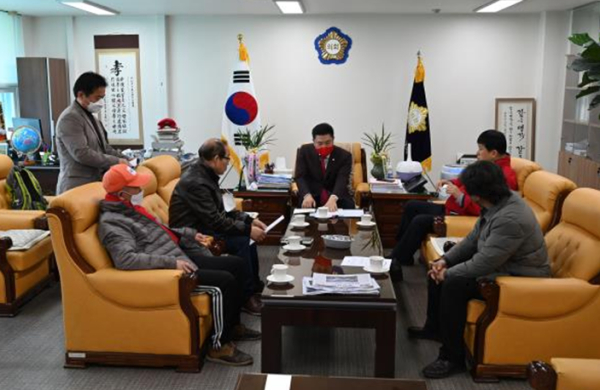 시민인권연맹 회원과 3.8의거 기념탑이전과 유적비설치 요구 의견을 청취하는 김연수 의장 (2022.03.08.)