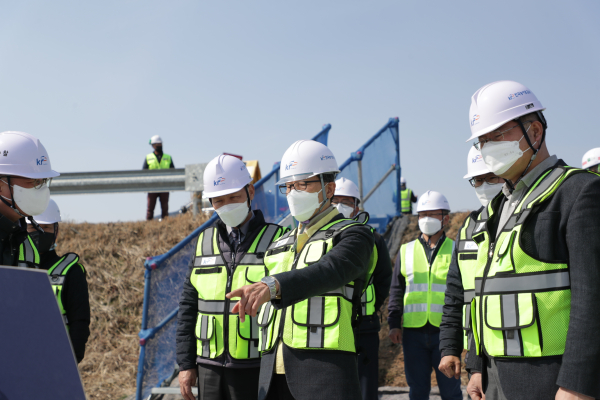 이병호 사장은 8일 해빙기 위험요인 사전파악 및 안전관리 실태확인을 위해 전북 익산 화산지구 배수개선 사업현장을 불시점검했다