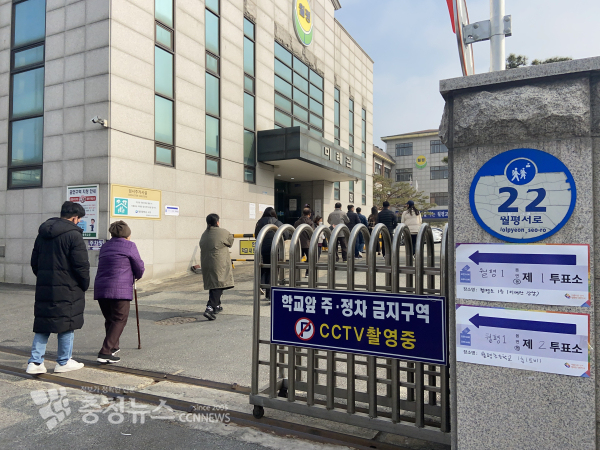 제20대 대통령 선거일인 9일 오전 대전시 서구 월평초등학교에 마련된 투표소