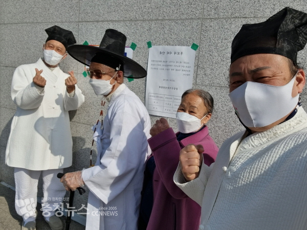 논산 양지서당 훈장들과 가족들이 투표를 마치고 인증사진을 남기고 있다 / 사진-유정욱 훈장님 제공